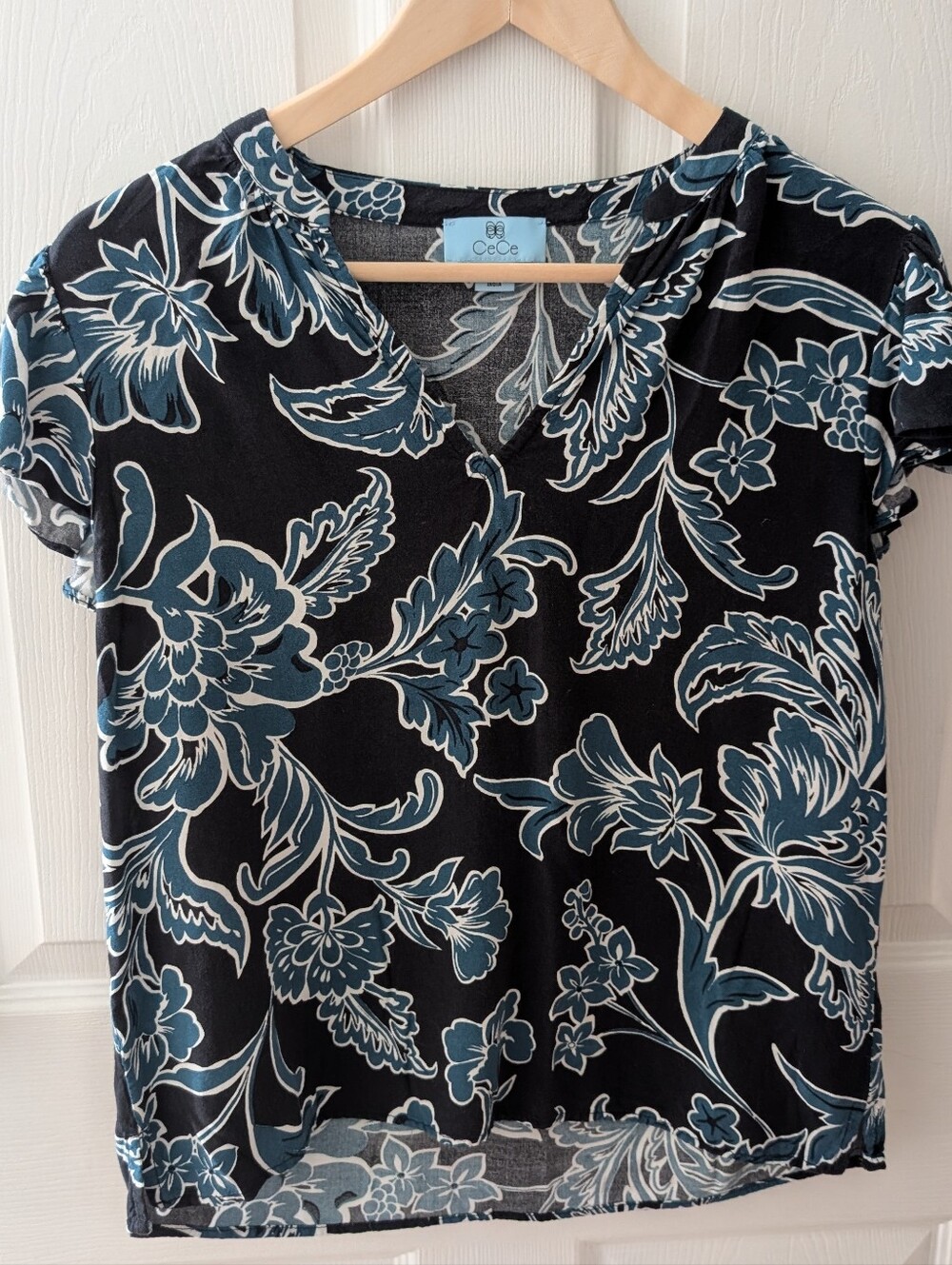 CeCe Black Floral V-Neck Short Sleeve Top with Blue and White Print